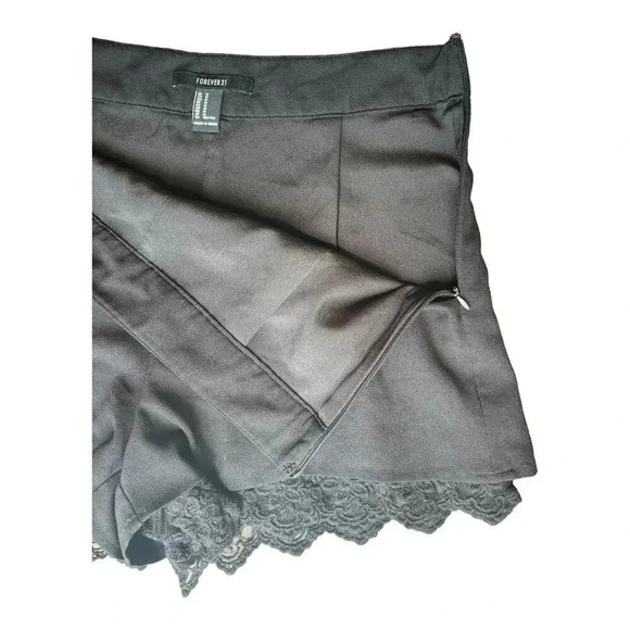 Forever21 Black Shorts With  Lace Trim Size Medium - Picture 6 of 6